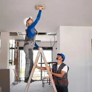 Operarios trabajando en el interior de la obra.