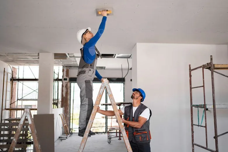 Dos operarios trabajando en el interior de una reforma.
